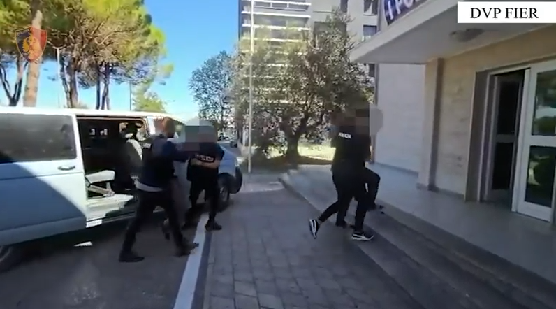 Shpërndanin drogë në Lushnje  arrestohen dy persona  Sekuestrohen kokainë dhe armë zjarri