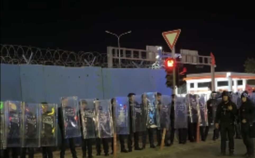 protestuesit-hedhin-gure-ne-drejtim-te-objektit-te-eulex-it