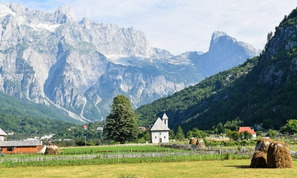 nga-alpet-e-thethit-te-lashtesia-e-linit-revista-franceze-jehone-shqiperise-turistike-ja-9-mrekullite-qe-duhet-t-i-vizitoni-te-pakten-nje-here
