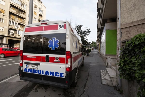 humbi-jeten-pasi-dyshohet-se-e-goditi-rryma-gjate-larjes-se-automjetit