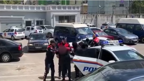i-shpallur-ne-kerkim-per-vrasje-me-dashje-arrestohet-39-vjecari-ne-tirane-ne-pranga-edhe-i-denuari-me-2-vite-burg