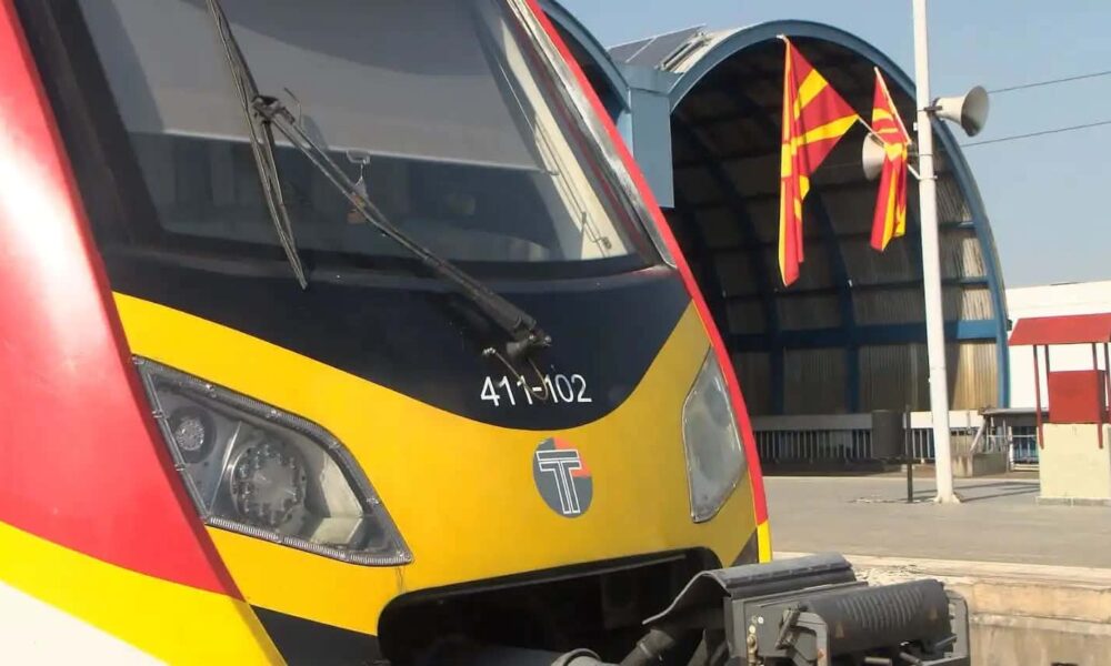 Treni urban mbetet i bllokuar para Lisiçes  Pasagjerët 40 minuta të ngujuar në shina për shkak të ndërprerjes së energjisë