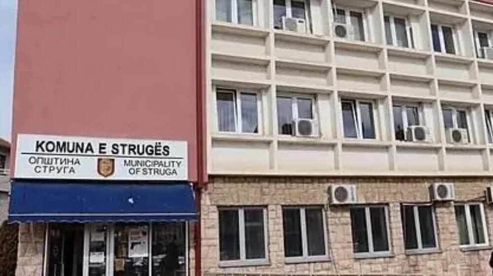 Përplasje politike në Strugë për mësuesit  Qyra flet për  të papërshtatshëm   opozita për hakmarrje