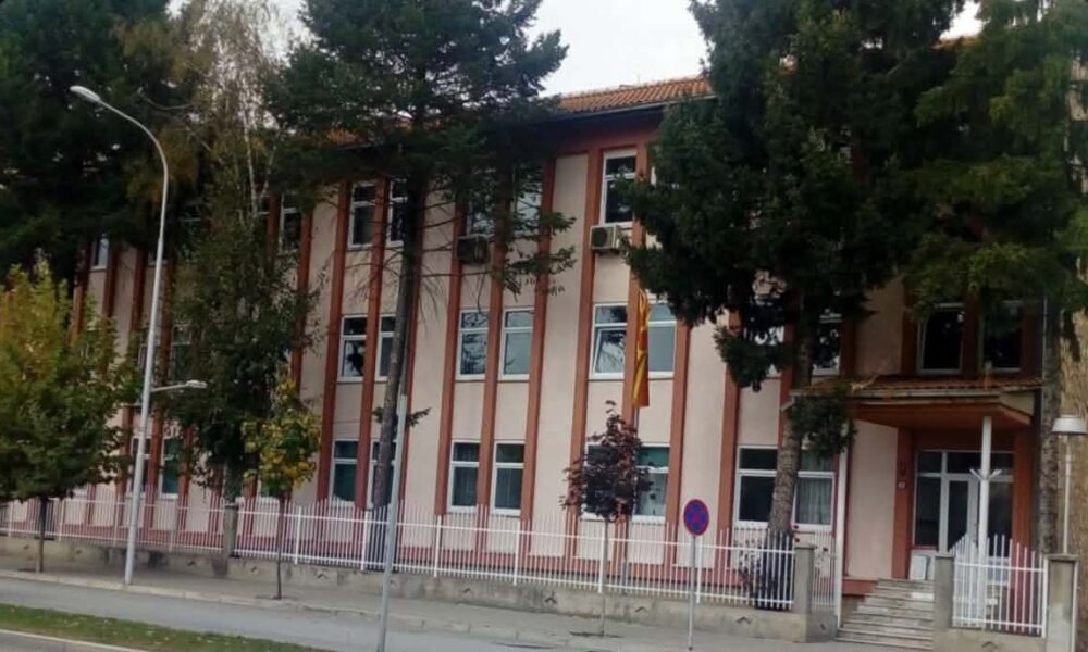 Skenë shokuese në Kërcovë  73 vjeçarja sulmon 2 fëmijë me dru dhe i ndjek me thikë 