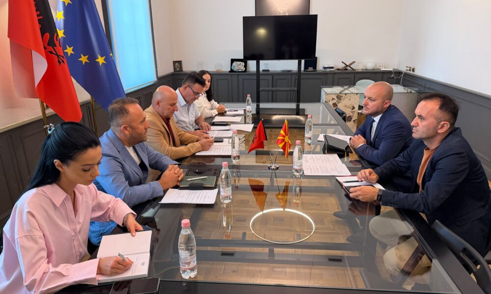 Hoxha në takim në Ministrinë e Bujqësisë në Tiranë  Në fokus menaxhimi i peshkimit në Liqenin e Ohrit dhe në Prespë