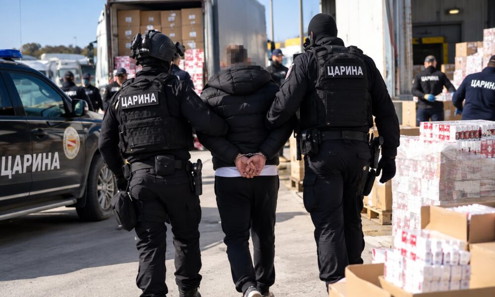 Goditet rrjeti i kontrabandës së cigareve  13 të arrestuar  bastisje në mbi 20 lokacione