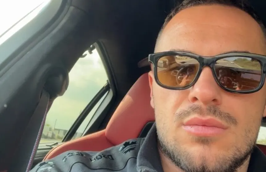 Edi Kuçi rikthehet në Instagram nga Saint Tropez pas një periudhe të vështirë