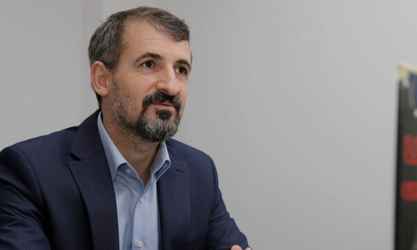 miftaraj-kushtetuesja-si-babadimer-gjyqtaret-po-e-luajne-rolin-e-politikanit-kushtetutshkeles