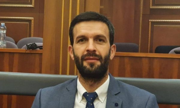 Rrahmani  Mbështetja e deklaratës për Gjykatën Speciale  por jo e ligjit  është dyfytyrësi politike
