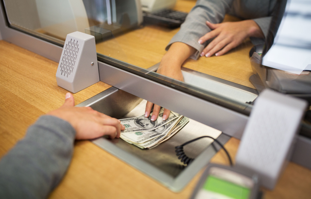 Burrat dominojnë depozitat bankare  hendeku gjinor mbetet mbi 343 mijë depozitues