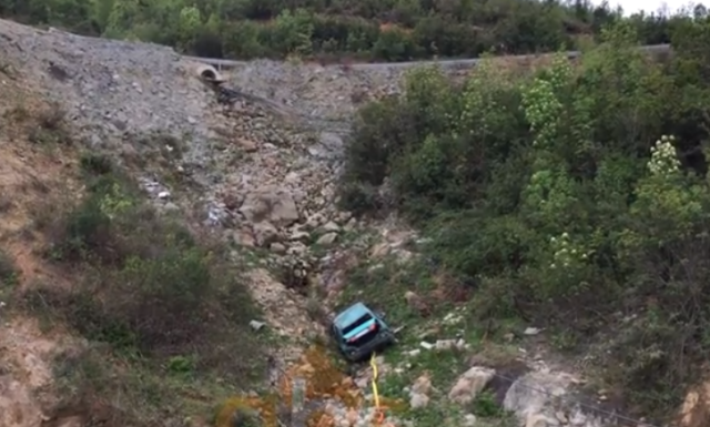 Aksident i rëndë në Bulqizë  fuoristrada del nga rruga dhe përfundon në humnerë  Dyshohet për një viktimë  Policia në vendngjarje