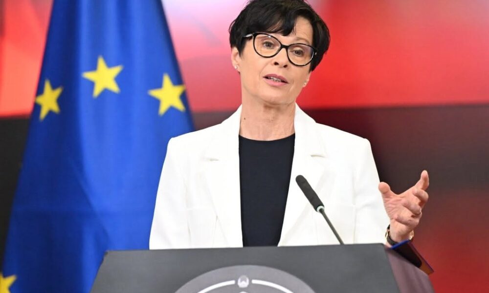 Zyrtarja e lartë e BE anulon vizitën në Serbi  shkak glorifikimi i Mlladiqit