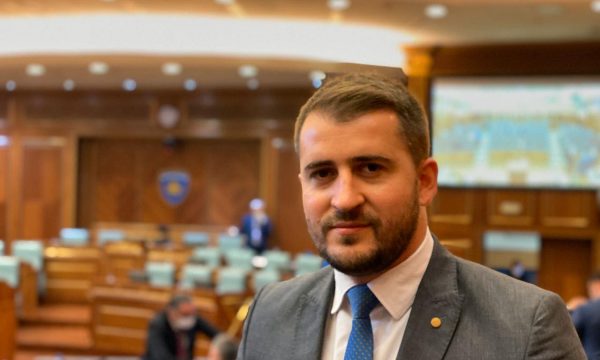 Lushtaku  Kuvendi s është konstituuar  prandaj e kemi dërguar në Kushtetuese  Kurti po i shërben Serbisë