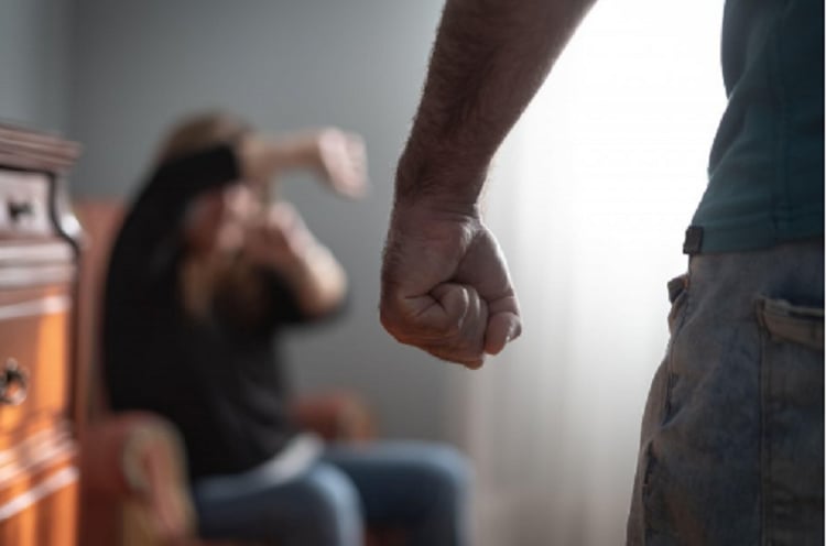 Nënë 45 vjeçare nga Shkupi akuzohet se keqtrajtoi për një kohë të gjatë vajzën e saj 13 vjeçare