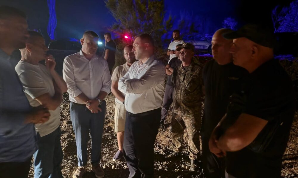 Zjarret në Ungrej  Nufi  Rreziku për banesat është shmangur  vijon operacioni i Forcave të Armatosura