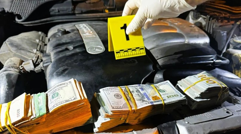 te-fshehura-ne-prozhektoret-e-makines-frontex-sekuestro-55-mije-euro-cash-ne-kufirin-malazez-mes-tyre-edhe-kartemonedha-shqiptare