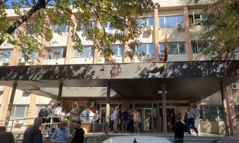 Protestë në Gjykatën e Kumanovës  75 të punësuar kërkojnë dorëheqjen e kryetares Manev