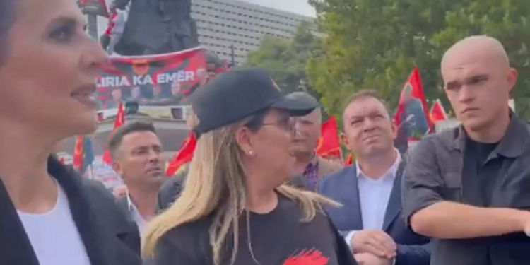 VIDEO  Shqipe Selimi i bashkohet  Marshit për UÇK në   përshëndetet ngrohtësisht me Vlora Çitakun