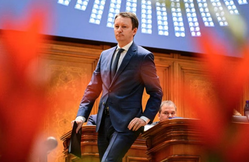 thellohet-kriza-politike-ne-rumani-parlamenti-rrezon-serish-kandidatin-per-kryeminister-te-propozuar-nga-presidenti