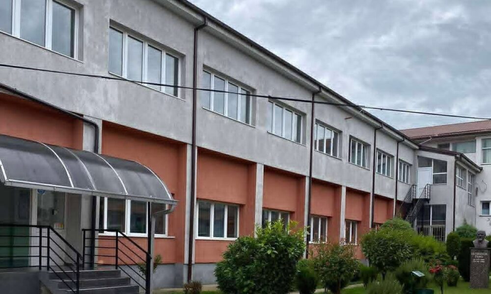 Mbyllja e shkollave në fshatrat e Strugës ndez përplasjet politike