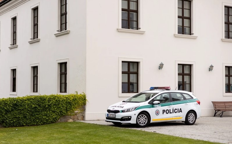 Sulm i përgjakshëm brenda një shkolle në Sllovaki  vritet me thikë mësuesja  plagosen 2 të tjerë  Autori i krimit një nxënës 14 vjeçar 
