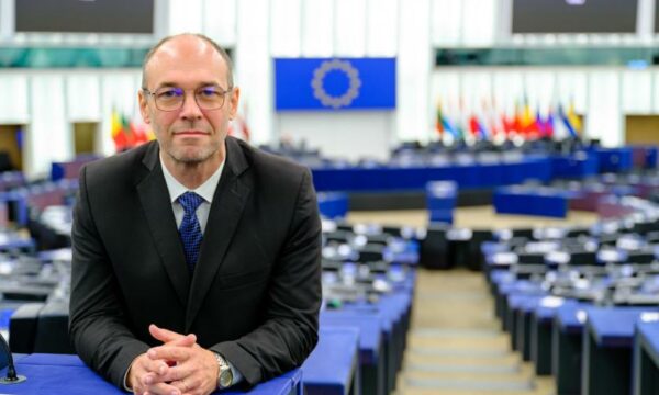 Eurodeputeti Stier  Serbia ka ngecur në vend  shqetësimi kryesor mbetet situata atje dhe raportet me Kosovën