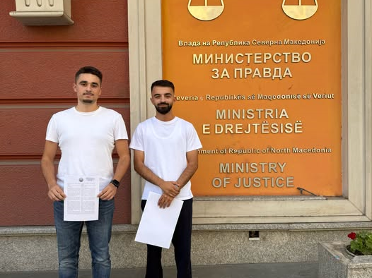 Studentët e UT së dorëzuan kërkesën për jurisprudencën në shqip  nuk dihet akoma se kur ministri Shasivari do të takojë studentët