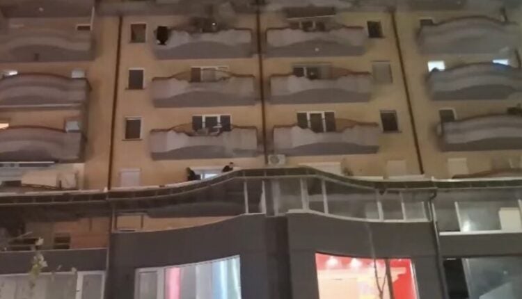 Dramë si në filma aksion në Tetovë  Policia bastis banesën ku kryhej prostitucion  vajza që ndërmjetësonte kërcënon me vetëvrasje