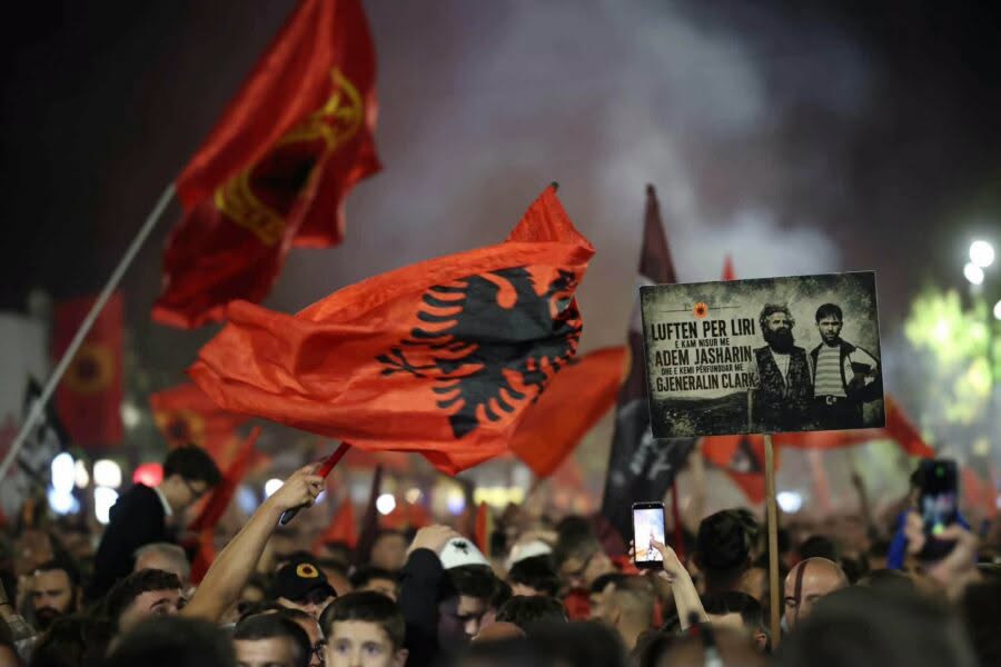 djemte-e-thacit-dhe-veselit-ne-krye-te-protestes-ne-prishtine