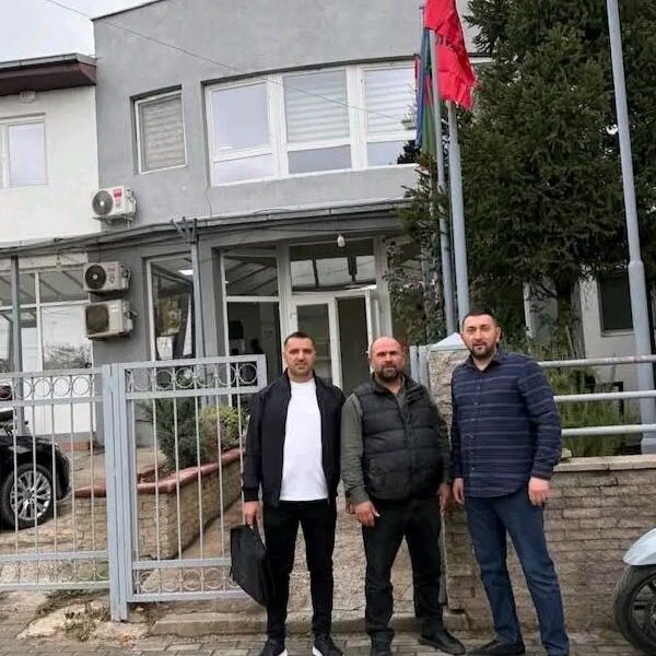 Me iniciativë të këshilltarëve të VLEN it  flamuri shqiptar valëvitet për herë të parë në Shuto Orizare