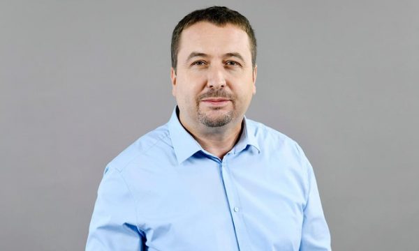 Latifi  Sulmet ndaj Presidentes ende pa u akomoduar në zyrë tregojnë për iracionalitetin në këtë vend  priteni njeriun pak