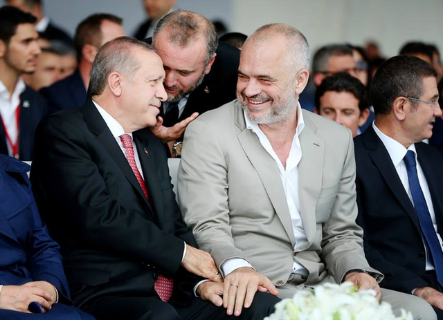a-po-e-kerkon-edhe-erdogani-fundin-e-edi-rames-dhe-ku-u-prishen-arkadashat