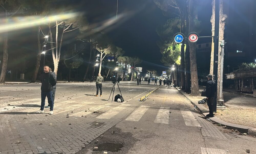 Policia shpërndan protestuesit në Tiranë  boshatiset bulevardi