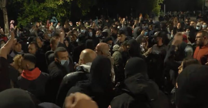 publikohet-videoja-qe-zbulon-cfare-ndodhi-para-se-klevis-balliu-te-perfundonte-ne-lane-si-protestuesit-e-maskuar-iu-versulen-deputeteve-te-pd-se