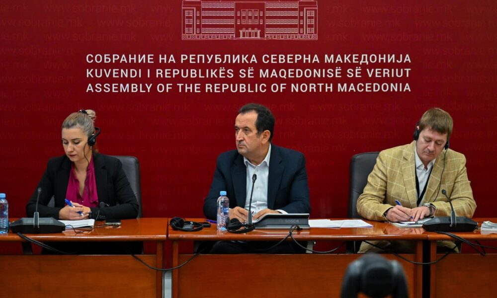 FUND KONTRATAVE  Bekim Qoku dorëzon projektligjin për rregullimin e statusit të punonjësve të administratës