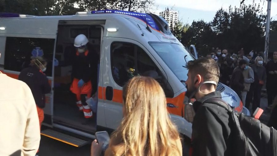 ambulanca-u-bllokua-ne-proteste-qendra-kombetare-e-urgjences-jane-ne-sherbim-te-jetes-pengimi-i-tyre-rrezikon-jeten-e-qytetareve