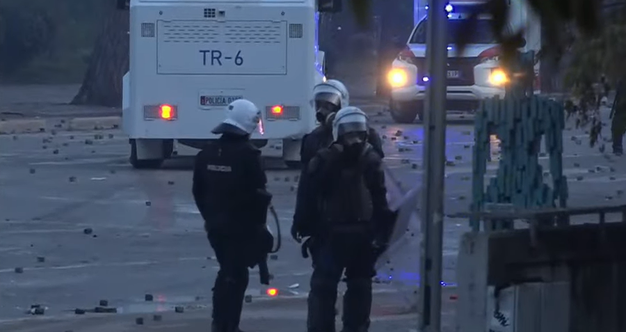 Çfarë ndodhi në 6 orë kaos në Tiranë  Protestuesit e maskuar me molotovë  gurë e flakë kundër institucioneve  bankave dhe bizneseve