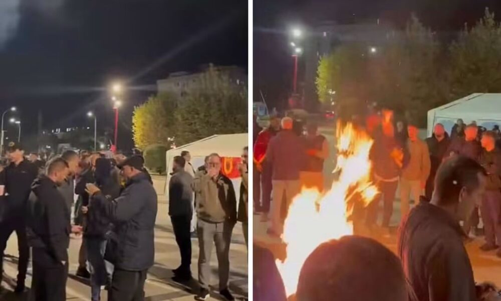 gjithe-naten-ne-shesh-pas-tendave-protestuesit-ndezin-edhe-zjarre