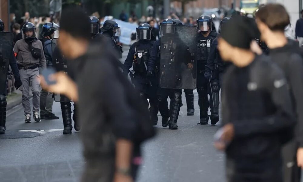 trazira-ne-france-500-shkolla-mbyllen-perleshje-me-policine-dhe-dhjetera-te-plagosur