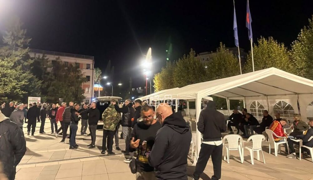 protestuesit-vendosin-tendat-para-kuvendit-planifikojne-te-qendrojne-deri-ne-mengjes