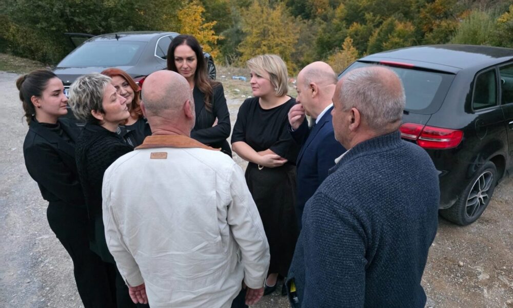 Po shkonin tek Ardita Sinani për ngushëllime  Deputetët e LVV së ndalohen në kufirin serb