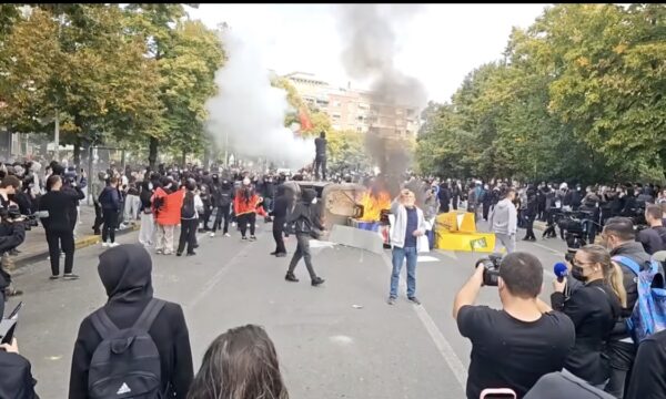 Klan Shqipëria  Dy kosovarë të arrestuar në protestë  simpatizantë të Albin Kurtit që erdhën me autobus edhe me disa të tjerë