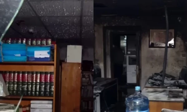 Dosje të shpërndara  dritare të thyera dhe mobilie të djegura  pamje të tjera pas zjarrit në Gjykatën e Lartë