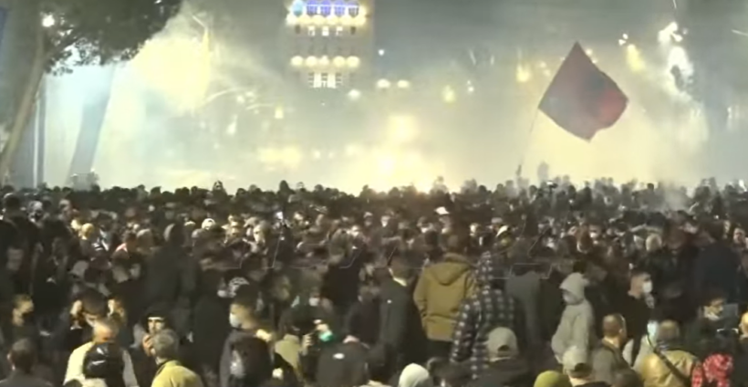 Përplasjet gjatë protestës në Tiranë  29 të lënduar në Spitalin e Traumës  23 prej tyre policë