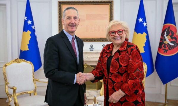 presidentja-pret-ne-takim-profesorin-amerikan-joseph-e-pergezon-per-detyren-dhe-i-uron-suksese