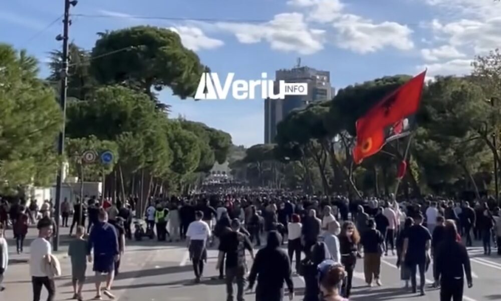  Poshtë diktatura   mijëra protestues në Tiranë ia mësyejnë Kryeministrisë  VIDEO 