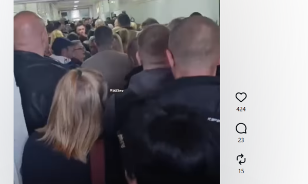Pamje nga një qendër në Rashkë ku po votojnë edhe serbët nga Kosova  dy gra alivanosen