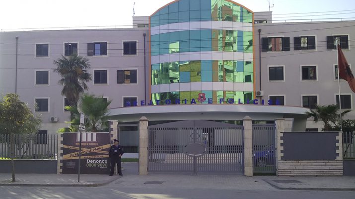 Iu vodhi me dhunë varëset e floririt 2 grave në rrugë  arrestohet 40 vjeçari