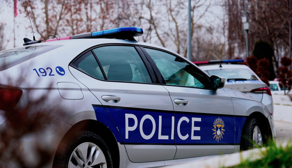 Përleshje para lokalit  Eldorado  në Mitrovicë të Veriut   dy të rinj sulmohen  njëri përfundon në spital