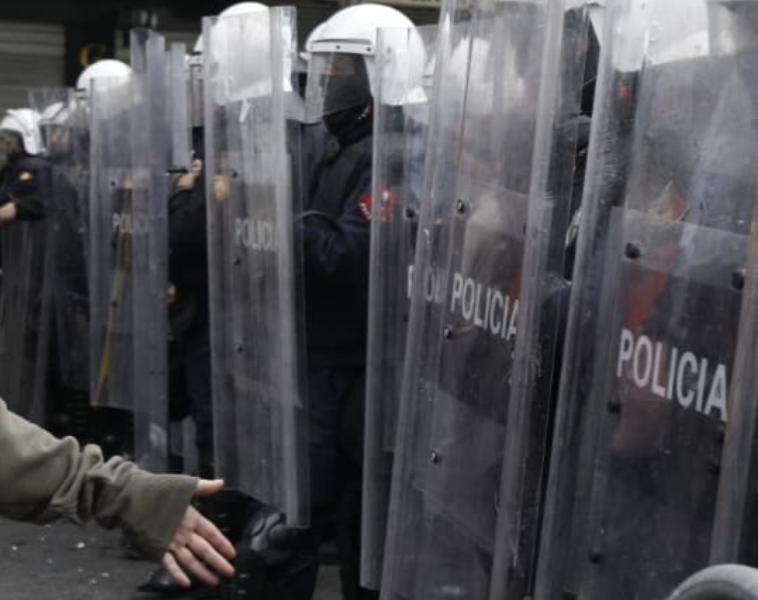 Protesta në Tiranë  Pezullohet efektivi i Shqiponjave që përdori shkopin e gomës  nisin hetimet për rastin e të riut që u dëmtua në sy